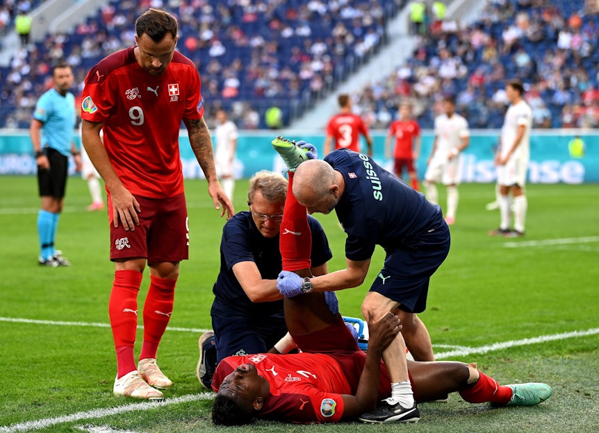 Breel Embolo wird im EM-Viertelfinale der Schweiz am 2. Juli gegen Spanien behandelt, Haris Seferovic erkundigt sich nach seinem Mitspieler.