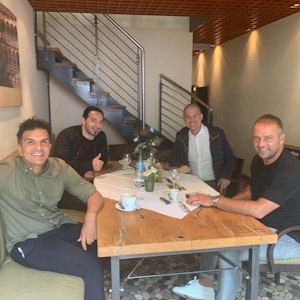 Hansi Flick mit seinen Freunden Kenan Kocak und Bülent Ceylan beim Frühstück.