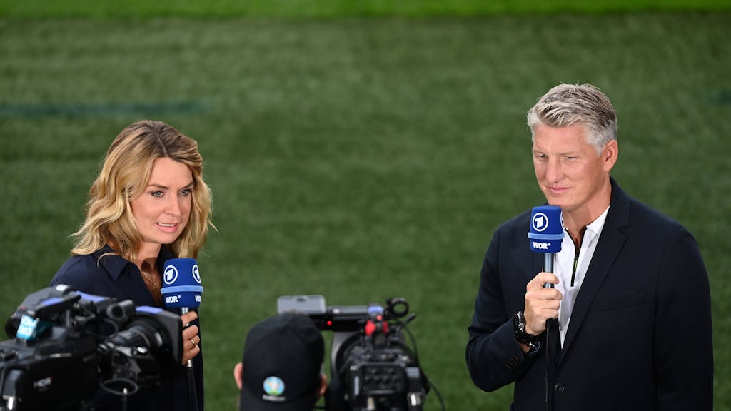Jessy Wellmer und Bastian Schweinsteiger sprechen in der ARD über das EM-Spiel England-Deutschland.