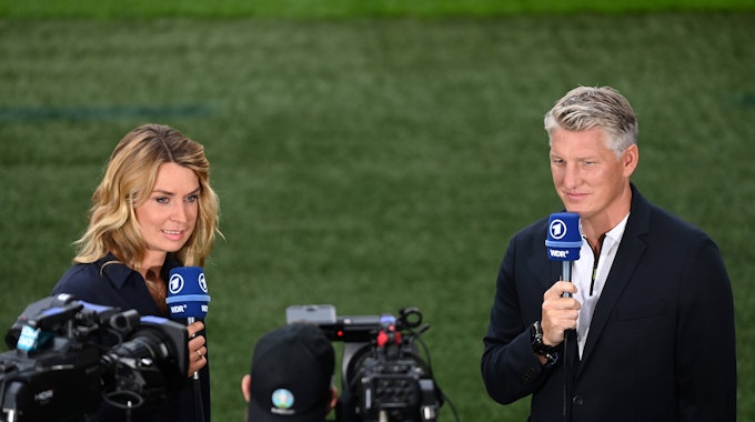 Jessy Wellmer und Bastian Schweinsteiger sprechen in der ARD über das EM-Spiel England-Deutschland.
