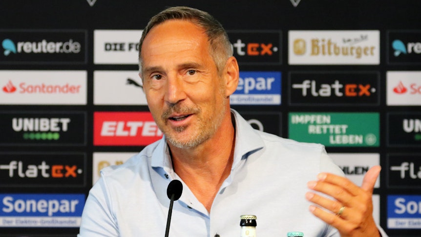 Ex-Gladbach-Trainer Adi Hütter, hier zu sehen am 2. Juli 2021 bei seiner Vorstellung im Borussia-Park. Hütter macht eine Geste und lächelt.