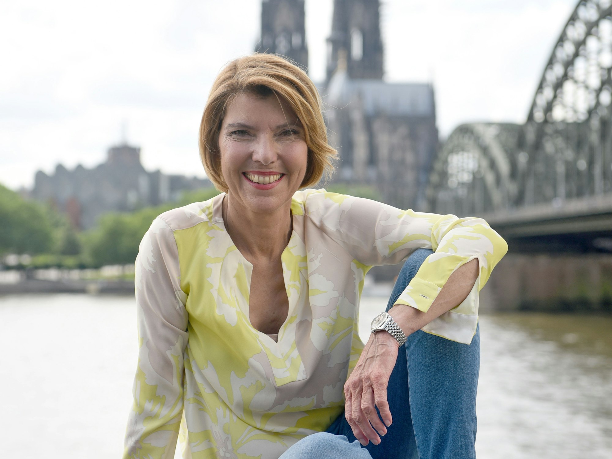 Die WDR-Moderatorin Bettina Böttinger posiert vor dem Kölner Dom.