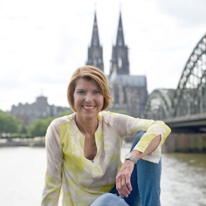 Die WDR-Moderatorin Bettina Böttinger posiert vor dem Kölner Dom.