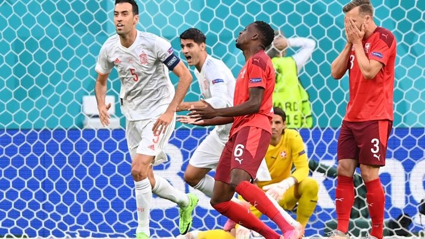 Denis Zakaria sackt nach seinem Eigentor im EM-Spiel gegen Spanien am 2. Juli zu Boden.