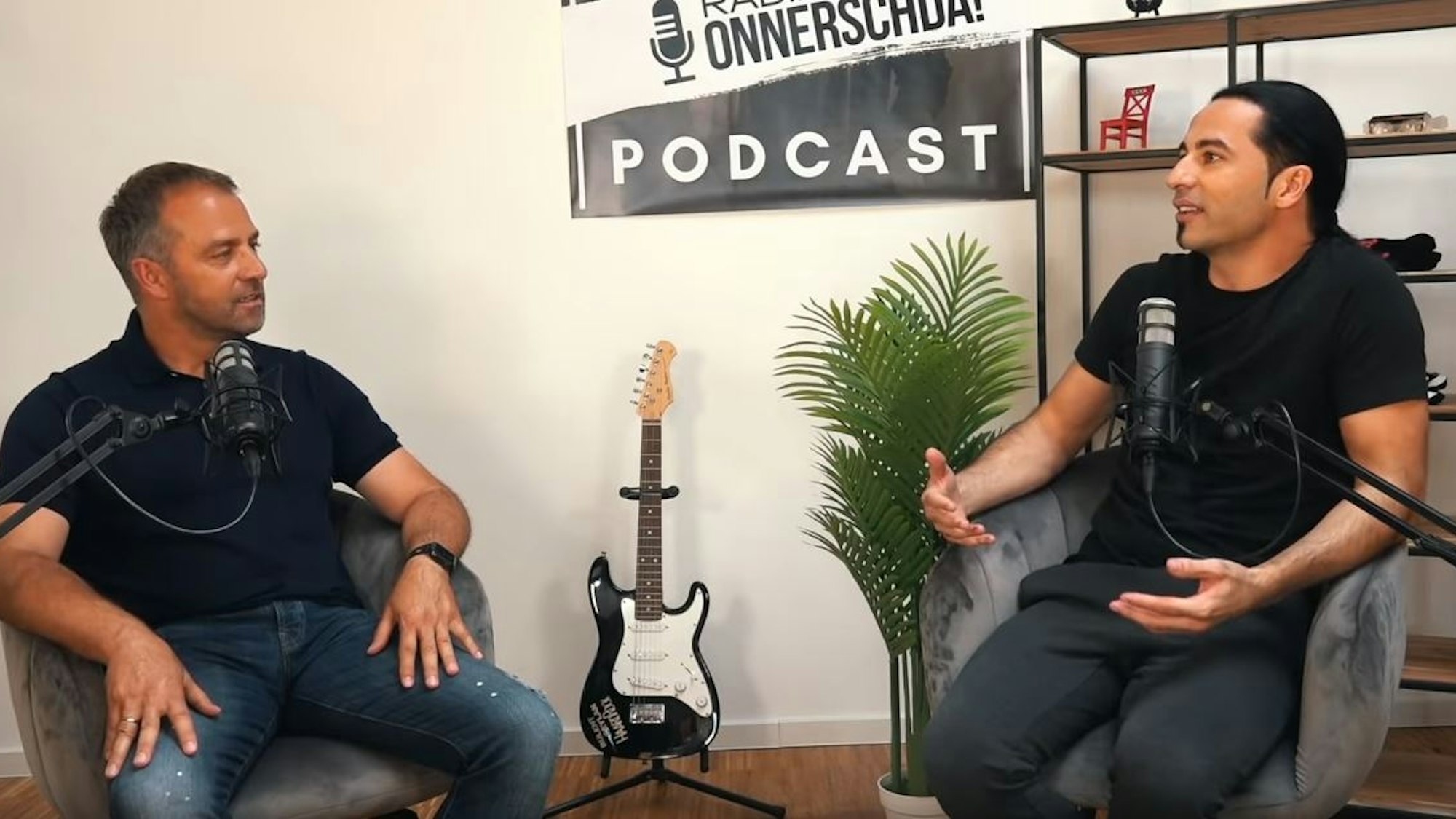 Bülent Ceylan interviewte Hansi Flick für seinen Podcast „Radio Onnerschda“.