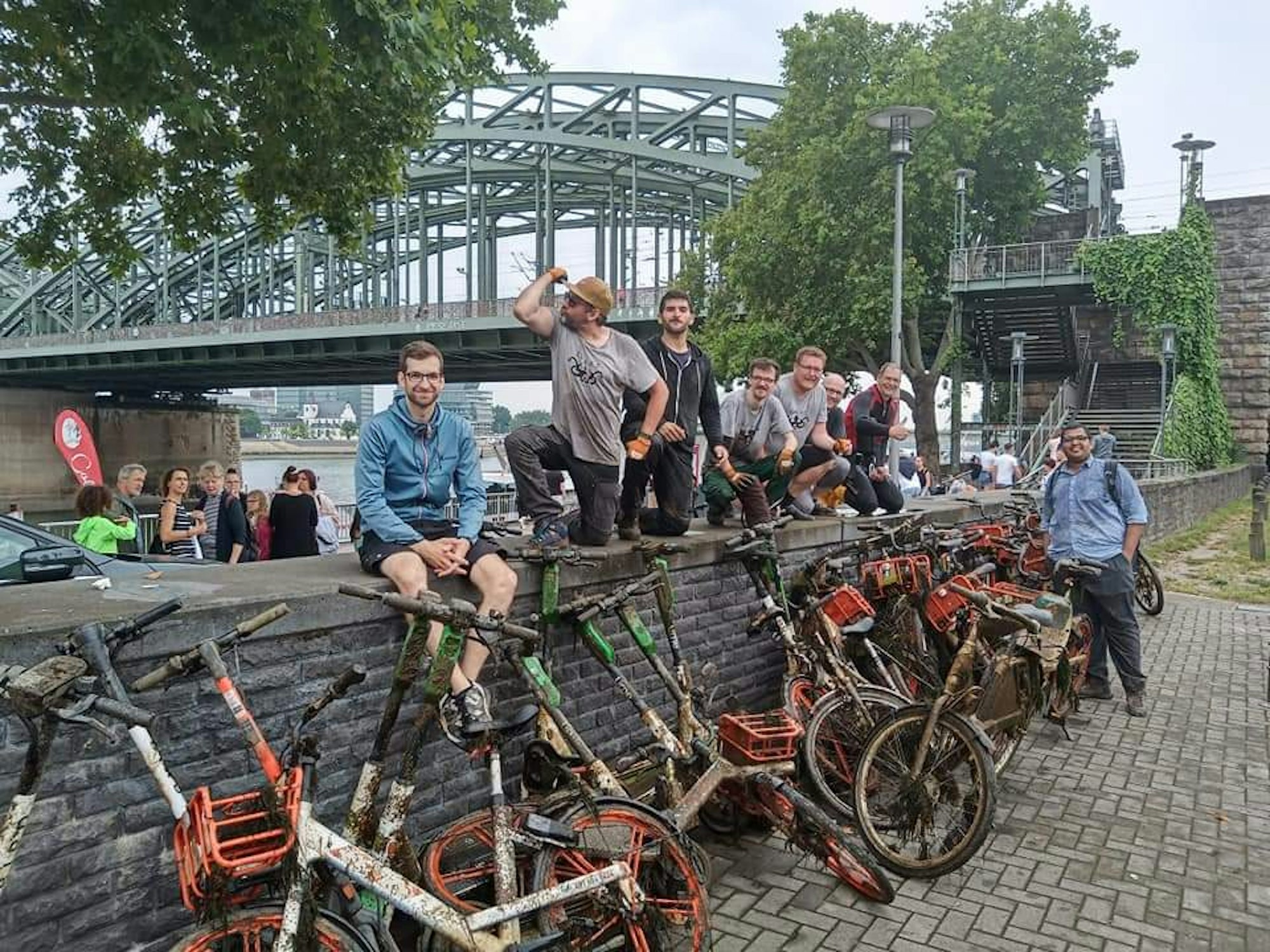 Das Team von Krake hat am 16.6.2021 E-Scooter und Räder aus dem Rhein geholt.
