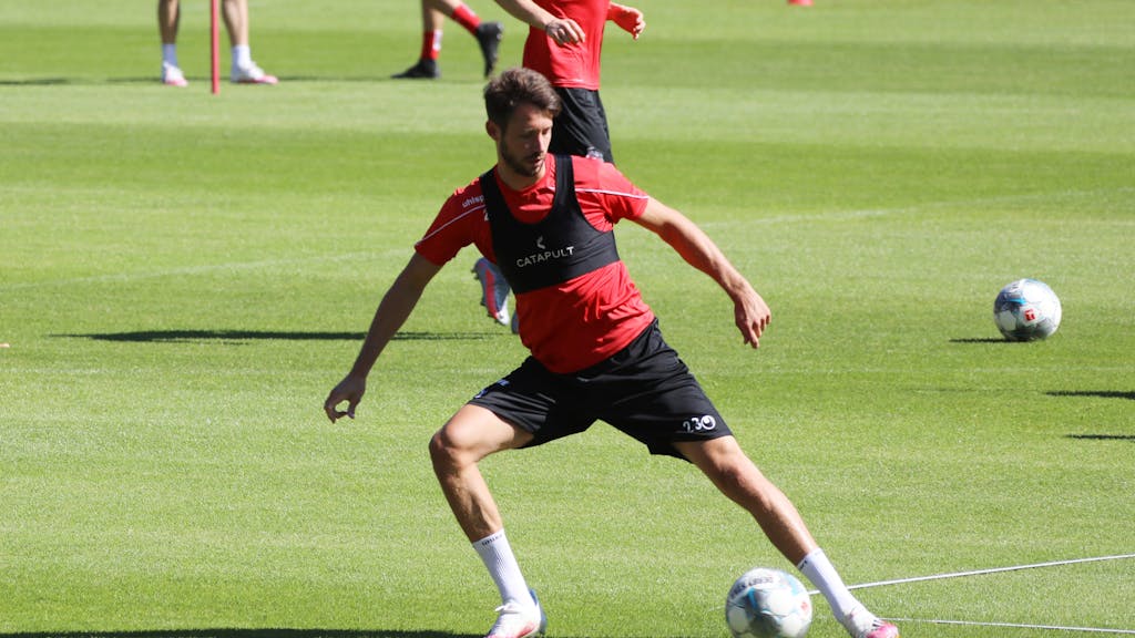 Mark Uth nimmt wieder das Training beim 1. FC Köln auf.
