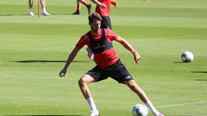 Mark Uth nimmt wieder das Training beim 1. FC Köln auf.