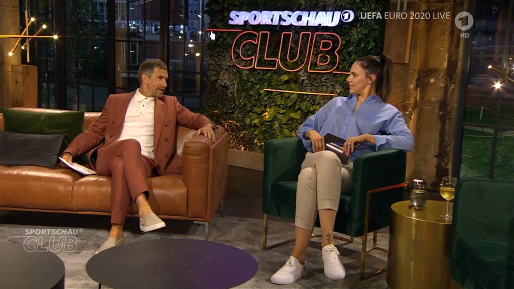 Micky Beisenherz und Esther Sedlaczek sitzen im&nbsp;„Sportschau Club“.
