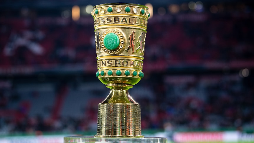 Fußball: DFB-Pokal, Bayern München - 1899 Hoffenheim, Achtelfinale in der Allianz Arena. Der DFB-Pokal steht vor Spielbeginn während eines Interviews am Spielfeldrand.