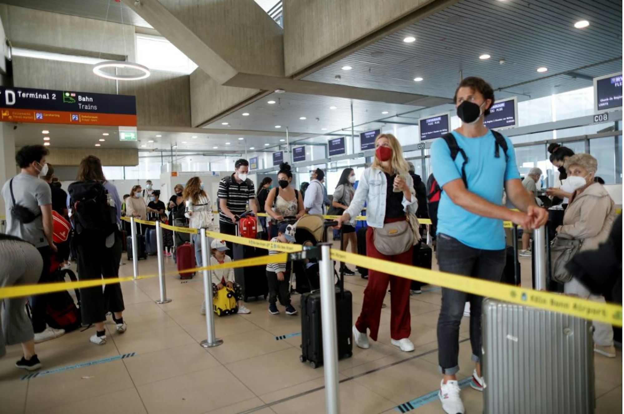 Fluggäste warten am Flughafen Köln/Bonn auf den Check-in. Foto von Arton Krasniqi