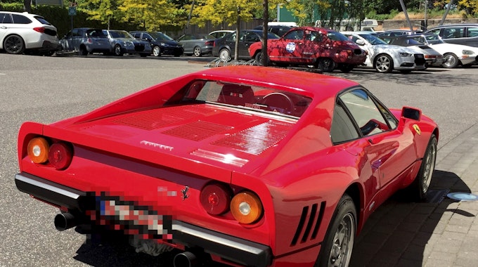 Der 2019 in Düsseldorf während einer Probefahrt gestohlene knallrote Ferrari 288 GTO.