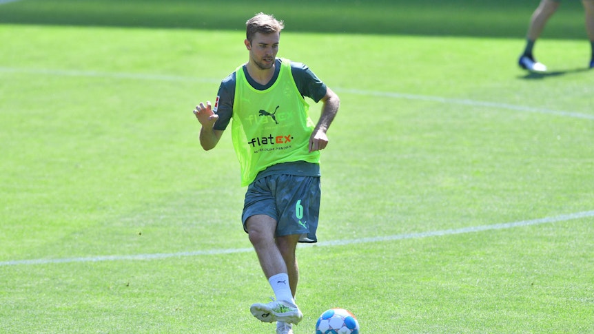 Borussia Mönchengladbachs Christoph Kramer passt den Ball im Training im Borussia-Park.