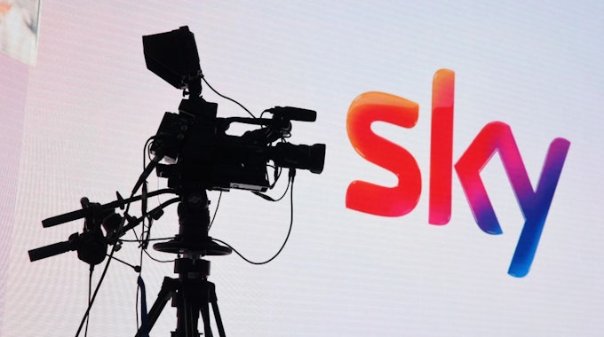 Kamera vor einem Sky-Logo