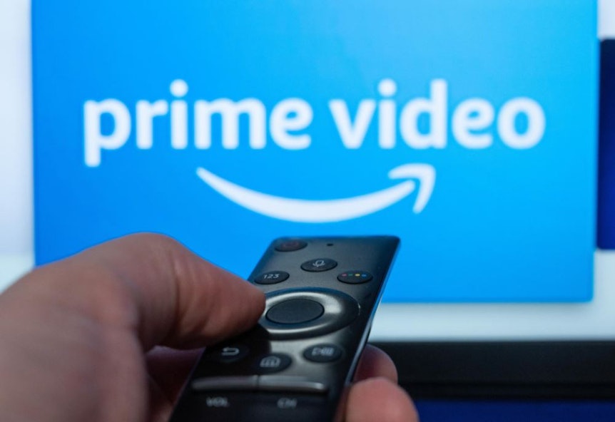 Das Logo des Streaminganbieters Amazon Prime Video ist auf einem Fernseher zu sehen. (zu dpa "Netflix und Amazon wollen non-fiktionales Angebot ausbauen") +++ dpa-Bildfunk +++