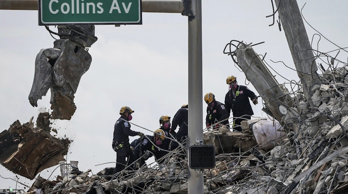 Rettungskräfte suchen in den Trümmern des Wohnkomplexes nach Überlebenden.