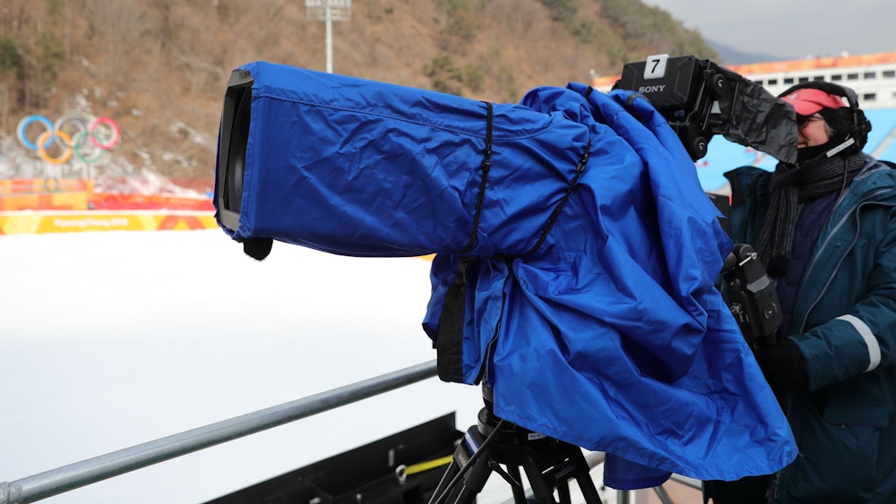 Ein Kameramann filmt beim Ski Alpin bei den Olympischen Winterspielen.