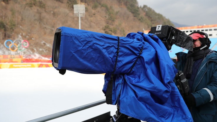 Ein Kameramann filmt beim Ski Alpin bei den Olympischen Winterspielen.