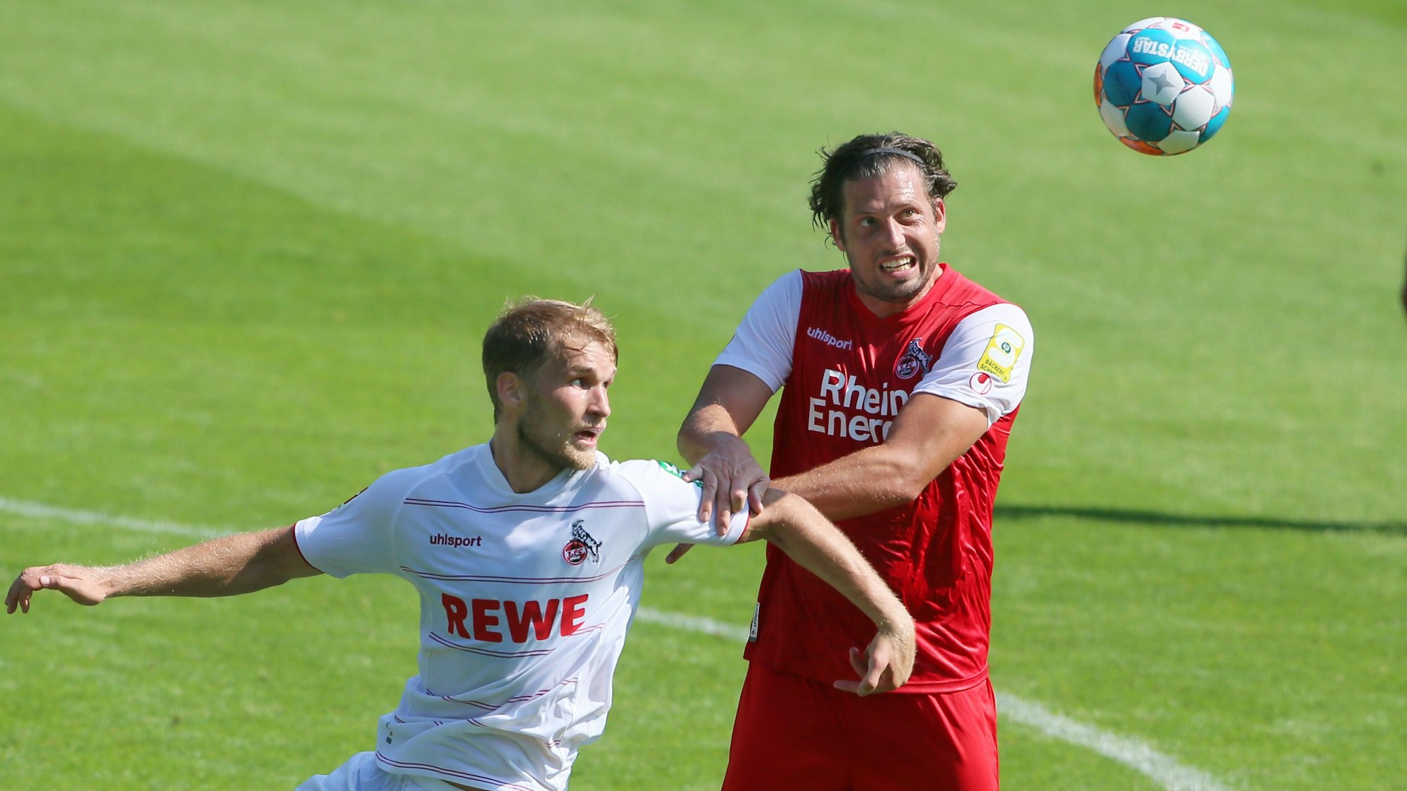 Marius Laux spielt beim 1. FC Köln gegen Sebastian Andersson.