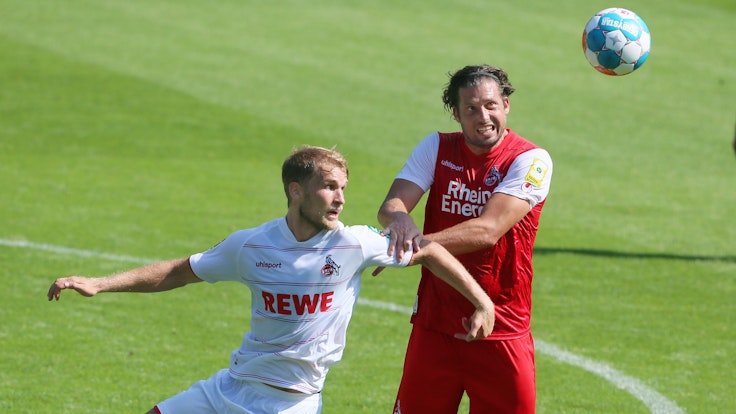 Marius Laux spielt beim 1. FC Köln gegen Sebastian Andersson.