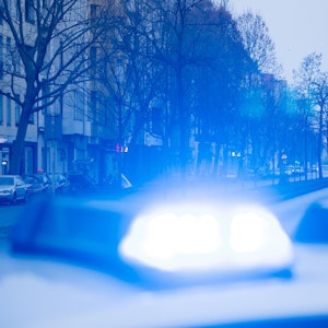 Das Blaulicht leuchtet auf einem Polizeiwagen.