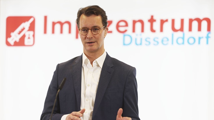 Hendrik Wüst, (CDU) Ministerpräsident von Nordrhein-Westfalen, äußert sich vor Journalisten, nach seinem Besuch im Impfzentrum.