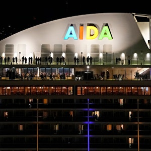 Menschen stehen auf dem Deck des deutschen Kreuzfahrtschiffs Aida Nova, das am Freitag kurz vor Mitternacht in Lissabon angelegt hat.