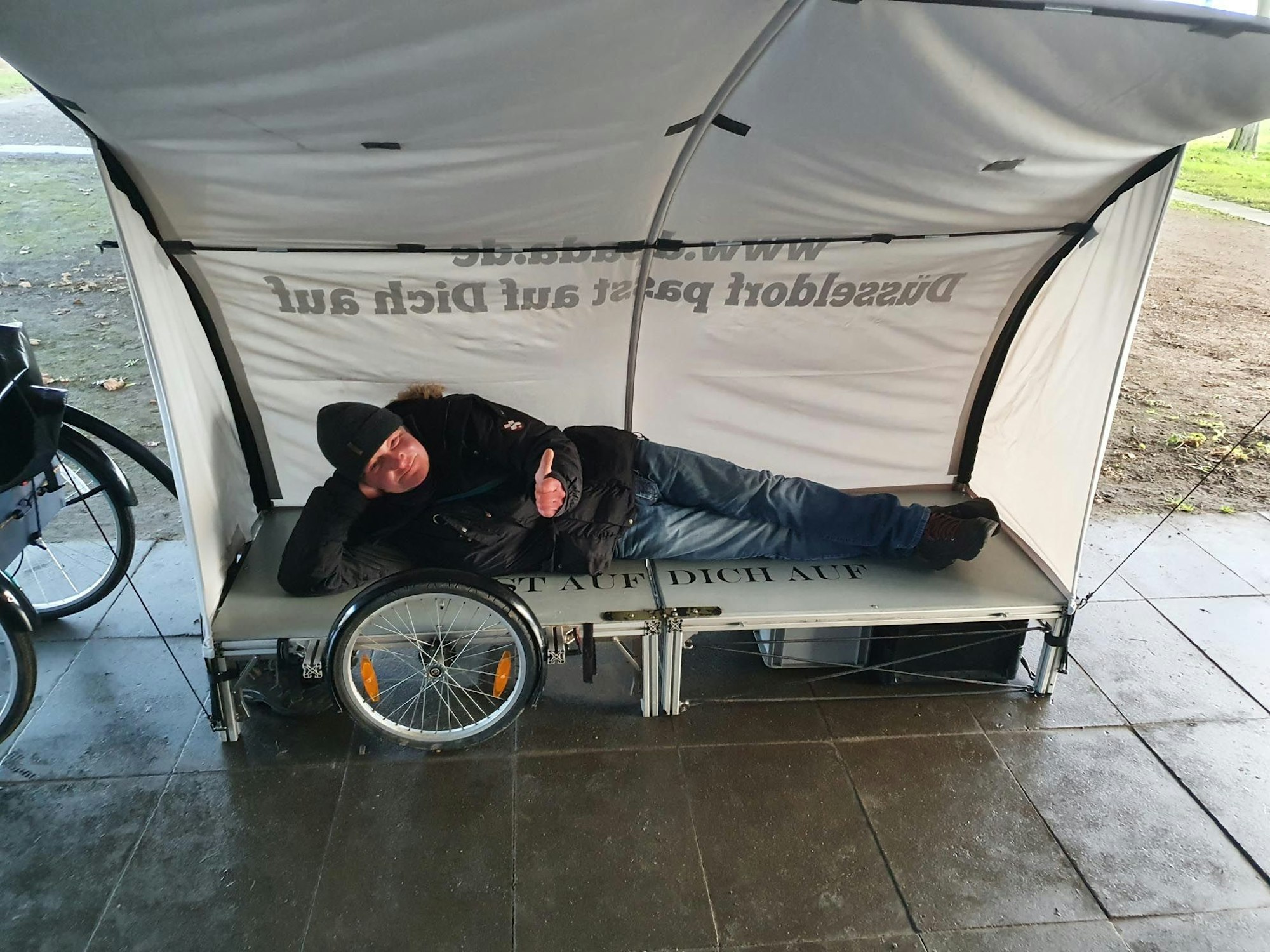 Der Düsseldorfer Obdachlose Otto in seinem Schlafanhänger