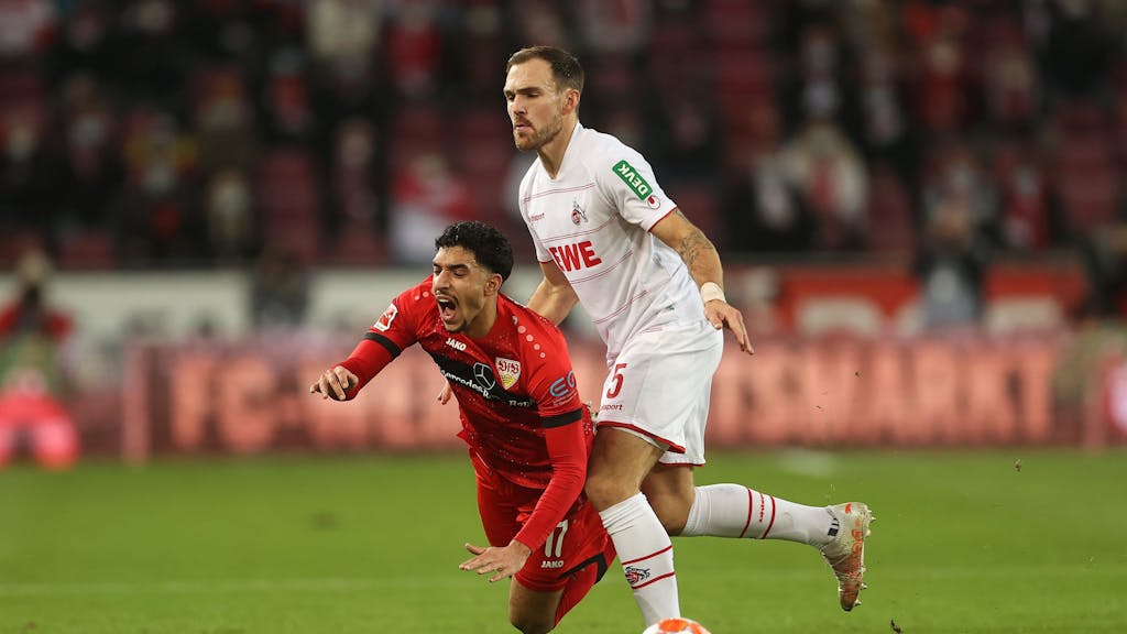 Zweikampf zwischen Rafael Czichos (1. FC Köln) und Omar Marmoush (VfB Stuttgart).