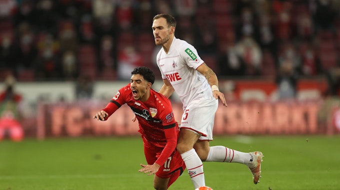 Zweikampf zwischen Rafael Czichos (1. FC Köln) und Omar Marmoush (VfB Stuttgart).