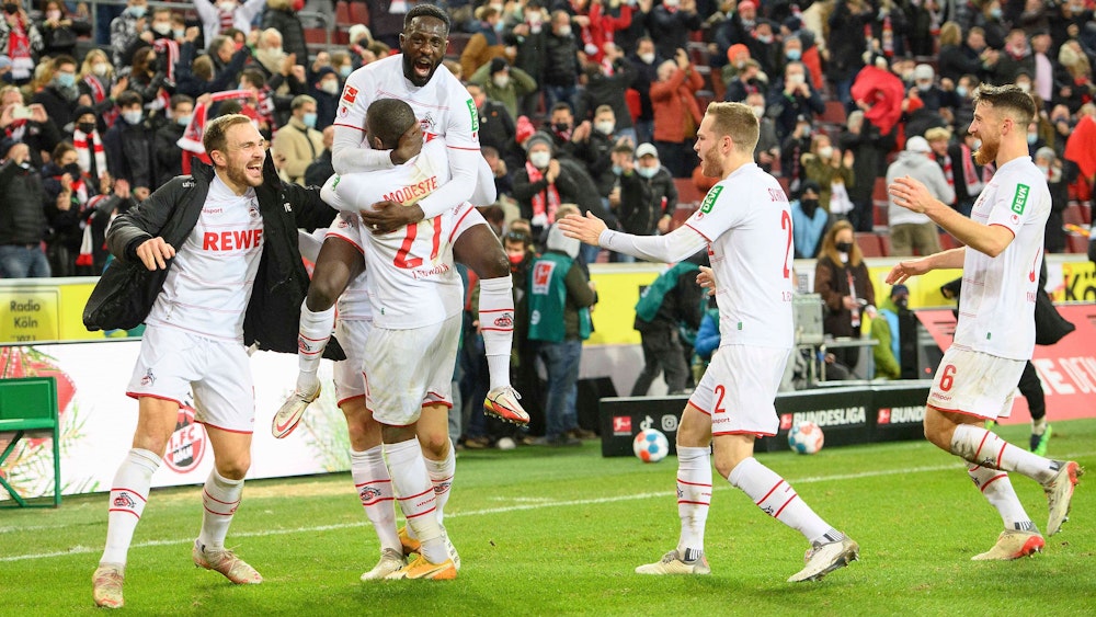Der 1. FC Köln jubelt über den 1:0-Sieg gegen den VfB Stuttgart.