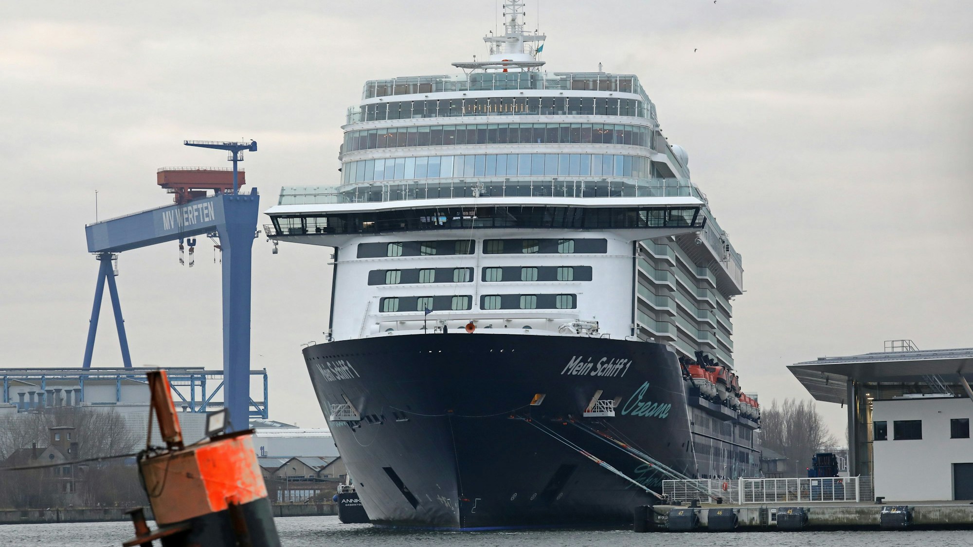 Der Luxusliner „Mein Schiff 1“ von TUI Cruises hat als letztes Kreuzfahrtschiff der Saison im Ostseebad festgemacht.