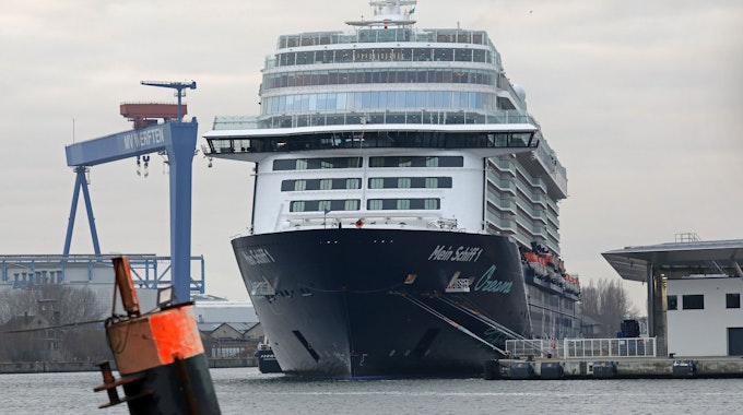 Der Luxusliner „Mein Schiff 1“ von TUI Cruises hat als letztes Kreuzfahrtschiff der Saison im Ostseebad festgemacht.