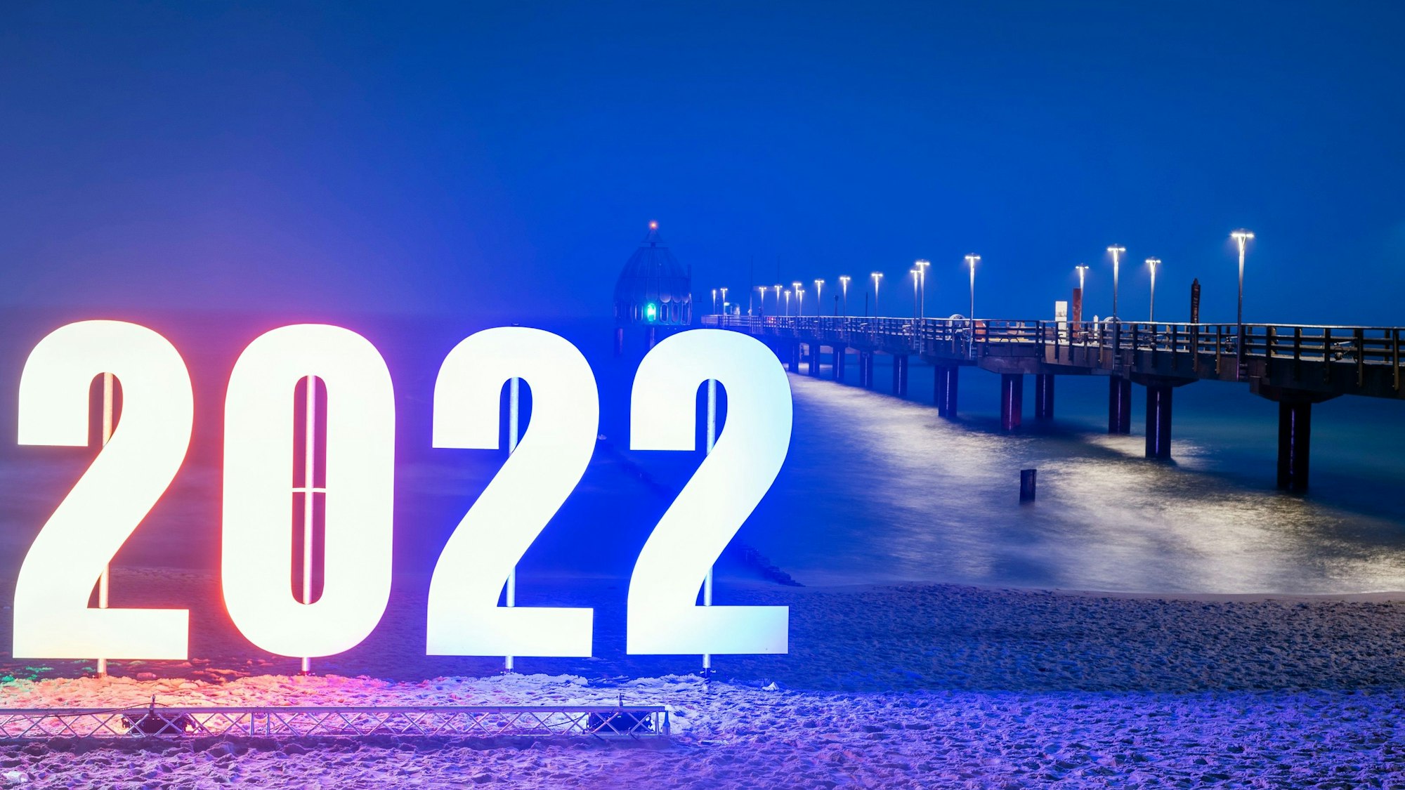 Das Ostseebad Zingst grüßt seine Gäste am Neujahrsmorgen mit der Jahreszahl 2022.