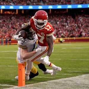 Wide Receiver Mecole Hardman (17) von den Kansas City Chiefs sichert den Football im NFL-Spiel gegen die Pittsburgh Steelers.