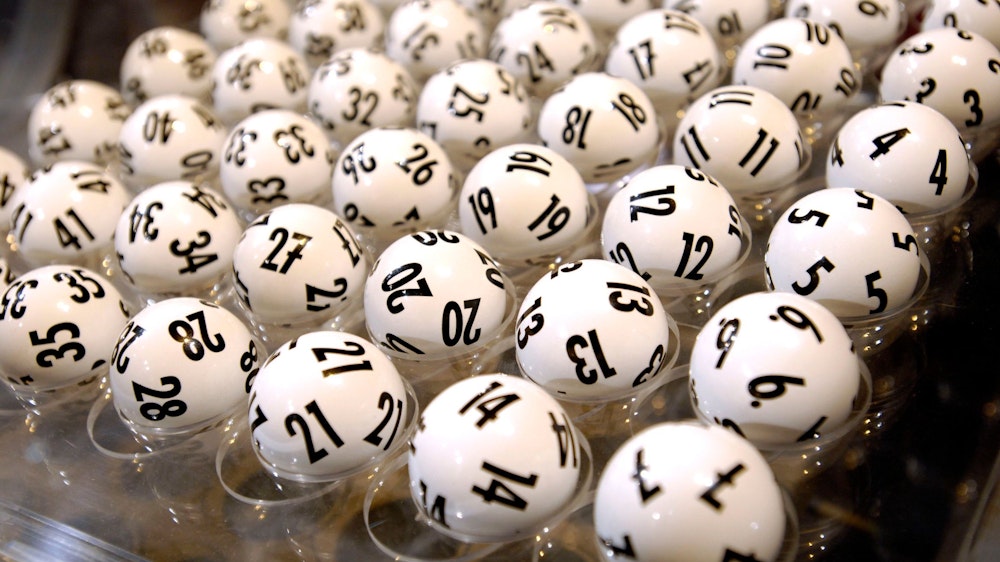 Unser undatiertes Symbolfoto zeigt Lotto-Kugeln der deutschen Ziehung. In Österreich wird gegen eine 22-Jährige ermittelt, die mit Lottoscheinen betrogen hat.