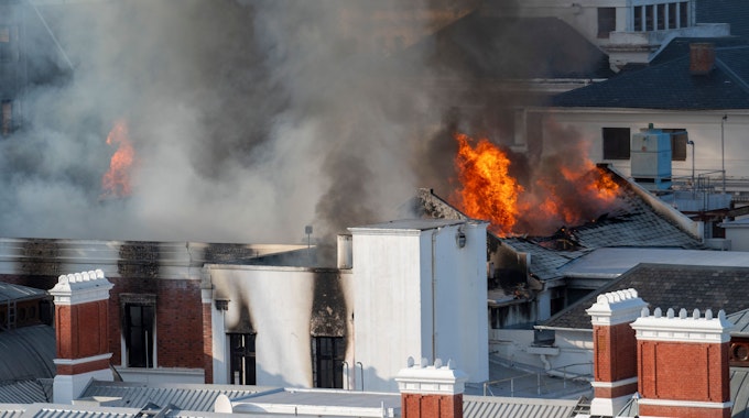 Flammen schlagen aus einem Gebäude des südafrikanischen Parlaments.