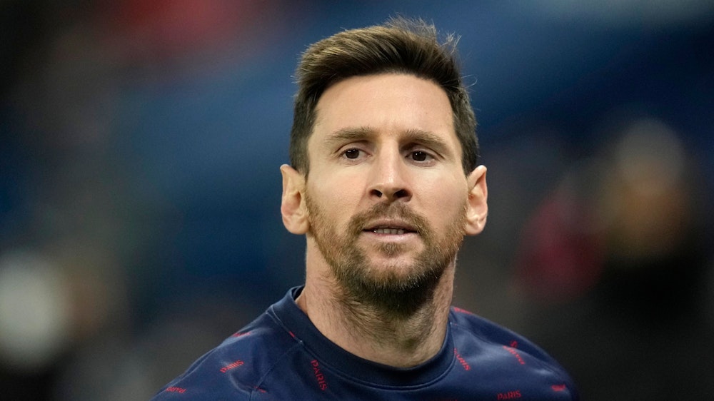 Lionel Messi wärmt sich vor einem Spiel von Paris Saint-Germain auf.
