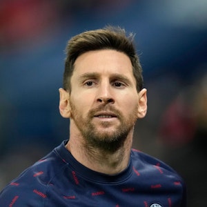 Lionel Messi wärmt sich vor einem Spiel von Paris Saint-Germain auf.