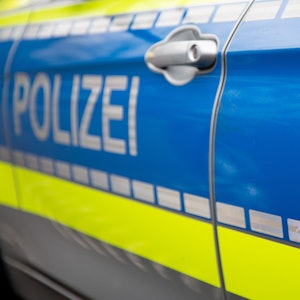 Blick auf ein Emblem der Polizei in NRW an einem Polizeiauto.