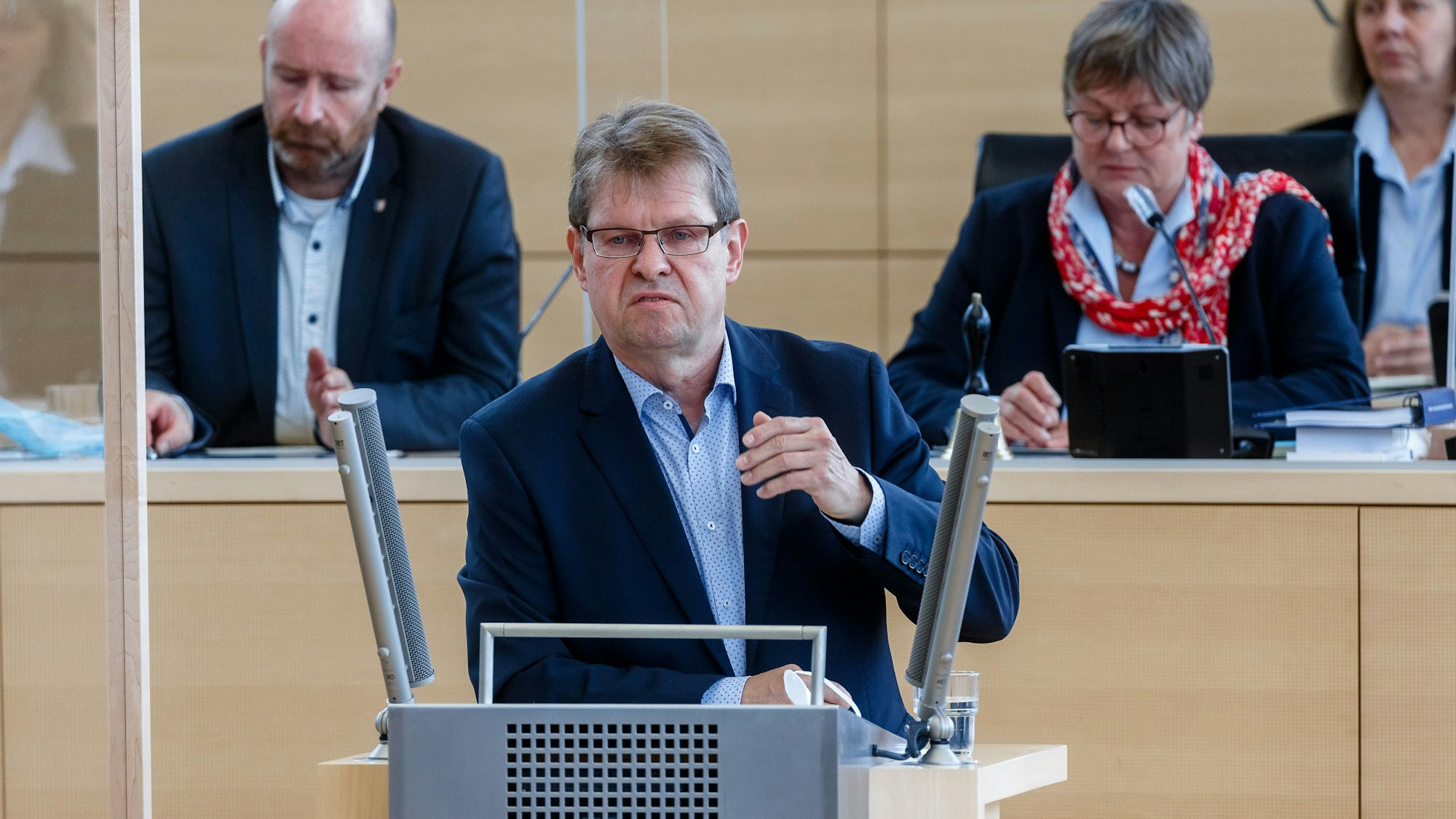 Ralf Stegner (SPD), Fraktionsvorsitzender im Schleswig-Holsteinischen Landtag, bei einer Rede in Kiel Ende September. Stegner erntet für seinen Vergleich von Atomkritikern mit Rechtsradikalen Kritik.