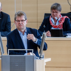 Ralf Stegner (SPD), Fraktionsvorsitzender im Schleswig-Holsteinischen Landtag, bei einer Rede in Kiel Ende September. Stegner erntet für seinen Vergleich von Atomkritikern mit Rechtsradikalen Kritik.