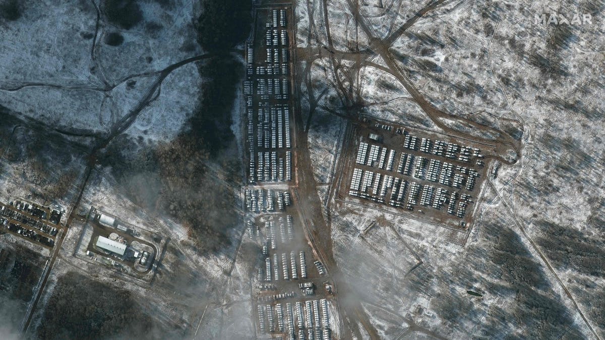 Dieses von Maxar im Dezember veröffentlichte Satellitenbild zeigt Berichten zufolge russische Bodentruppen in der Nähe von Jelnja (Russland) an der Grenze zur Ukraine am 9. November 2021. Die massiven Truppenbewegungen Russlands bereitet dem Westen Sorgen.