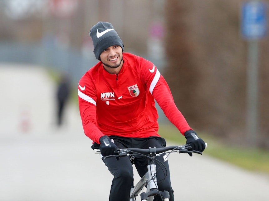 Ricardo Pepi fährt auf einem Fahrrad und trägt Kleidung vom FC Augsburg.