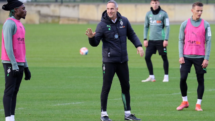 Adi Hütter, Trainer von Borussia Mönchengladbach, gibt Manu Koné (l.) im Training am 31. Januar 2021 Anweisungen.