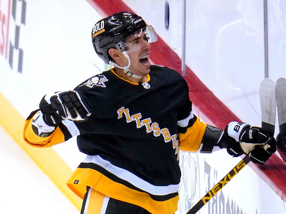 Pittsburgh Penguins' Evan Rodrigues jubelt und reißt den Mund auf.