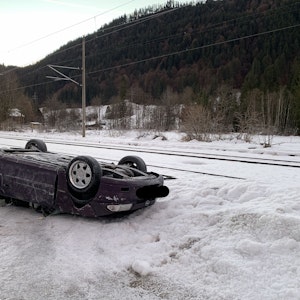 Ein Anwohner hatte das Auto in Garmisch-Partenkirchen auf dem Dach liegend vorgefunden.