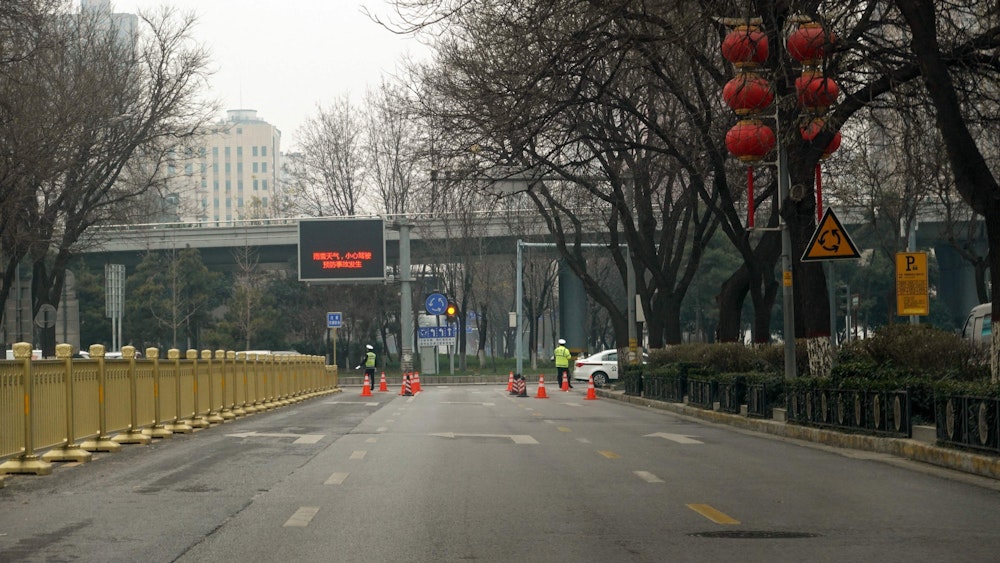 Questa foto mostra una strada vuota nella città di Xi'an, nella provincia dello Shaanxi, nel nord della Cina, il 31 dicembre 2021, in mezzo al blocco a causa del coronavirus.  (Foto da AFP) / Cina fuori