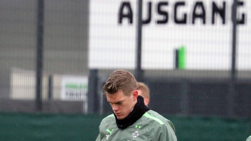 Matthias Ginter, hier bei einer Trainingseinheit der Fohlen am 29. Dezember 2021, schaut nachdenklich auf den Boden im Borussia-Park.