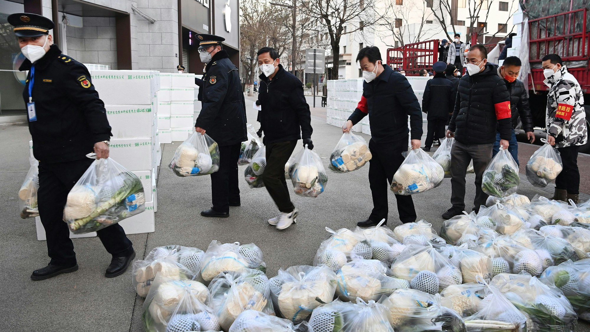 Nichts geht mehr in Xian, Menschen dürfen nicht mehr in Supermärkten einkaufen gehen. Stattdessen werden die Bewohner von behördlichen Mitarbeitern mit Lebensmitteln beliefert.